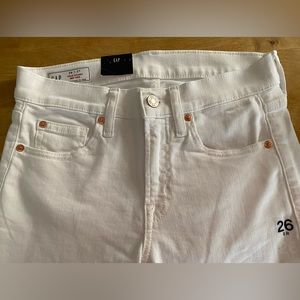 GAP True Skinny Mid Rise white jeans. Size 26/2r never been worn